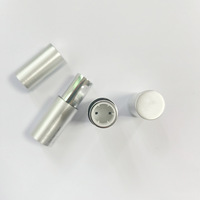 Tube à rouge à lèvres en aluminium argenté de luxe, logo personnalisé, emballage cosmétique rechargeable, texture premium, tube à baume à lèvres magnétique