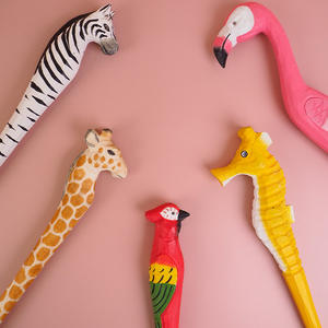 Produsen grosir liontin kayu dekorasi rumah dan hadiah ukiran penggaruk belakang & gatal pelepas desain ukiran kayu - Product Image 3