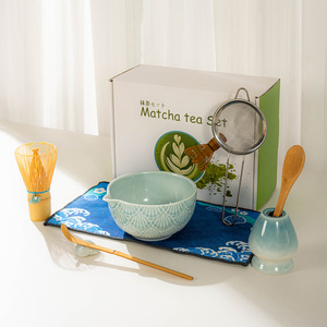 Ensemble de préparation du matcha de style japonais en céramique, comprenant un fouet à matcha en bambou (chasen) et un bol hyakuhon dachi. - Product Image 1