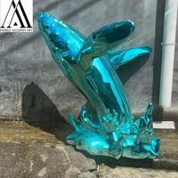 Statue d'affichage d'animaux marins bleu brillant haut de gamme en fibre de verre baleine dauphin ensemble installation de devanture de magasin de détail