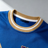 Pull tricoté pour homme, style streetwear, à manches courtes, avec ourlet côtelé, rayures, logo sur la poitrine, chaînes dorées et feuilles blanches