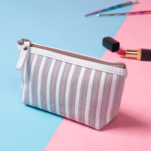 Sac de maquillage rayé portable, pochette de rangement pour cosmétiques, étui de voyage polyvalent pour usage quotidien - Product Image 2