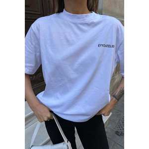 เสื้อยืดสีขาวสำหรับผู้หญิงพร้อมดีไซน์ลายตัวอักษรด้านหน้า - Product Image 4