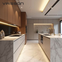 Meubles de cuisine modernes de luxe en bois grainé avec îlot en marbre cascade, armoires de cuisine minimalistes sans poignées pour villa