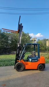 Gebrauchter 2,5-Tonnen-Dieselstapler FD25 mit Zweistufigem Mast und Allradantrieb, Vollgummireifen für den Baustelleneinsatz im Angebot - Product Image 2