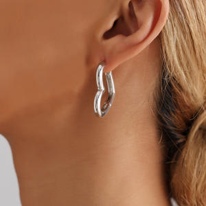 ต่างหูรูปหัวใจกลวงสำหรับผู้หญิงกระดุมรูปหัวใจสง่างามต่างหูห่วงดีไซน์ช่องหรูหราน้ำหนักเบาสไตล์มินิมอล - Product Image 2