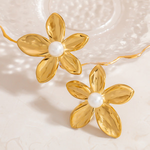 Pendientes de Flor con Incrustaciones de Perlas en Oro y Plata, Diseño Geométrico, para Uso Diario - Product Image 3