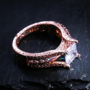 Anello Tono Rosa per Donne, Gioiello Elegante e Creativo Scintillante, Vendita all'Ingrosso - Product Image 2