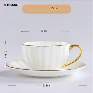 Tasse à thé et soucoupe en porcelaine à bord doré de luxe pour le thé de l'après-midi et la décoration intérieure élégante - Product Image 3
