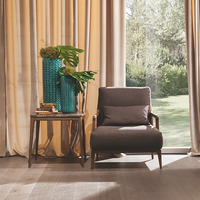 Fauteuil en cuir PU de style italien avec accoudoirs en bois |   Chaise de loisirs moderne ergonomique et écologique pour salle à manger et salon |   Salle de séjour, chambre à coucher