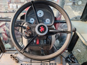 Vente en gros de tracteurs agricoles d'occasion Massey Ferguson S1304-C, performances fiables, utilisation en terrain accidenté par tous les temps - Product Image 3