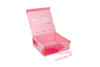 Boîte rigide rose imprimée à l'encre effet splash, avec logo personnalisé et ruban rose, pour emballage de produits de soin, maquillage ou cadeaux d'anniversaire