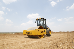 Rouleau compresseur à tambour unique SEM512 de 12 tonnes à forte force d'excitation pour le compactage routier - Product Image 3