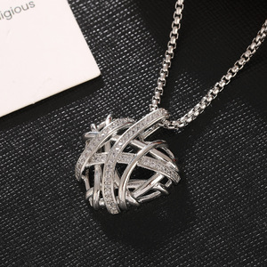 Ciondolo di Lusso Transfrontaliero in Rame Intarsiato con Zirconi a Cuore, Placcato Oro, Design a Cuore Vuoto con Catena a Maglie per Innamorati - Product Image 6