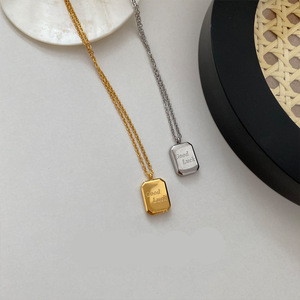 Collar con Colgante de Letra de la Buena Suerte Vintage, Chapado en Oro de 18K - Collar Sencillo y Moderno para Mujer - Venta al por Mayor - Product Image 3