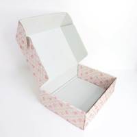 Boîte d'expédition en carton ondulé rose de haute qualité pour emballage cadeau, avec gaufrage et structure robuste pour bonnets de luxe