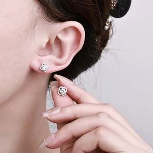 Boucles d'oreilles clous de luxe trèfle à quatre feuilles en argent sterling 925 plaqué or rhodié, boucles d'oreilles en argent sterling S925, boucles d'oreilles en moissanite - Product Image 2