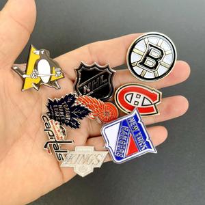 Nouvelle broche de hockey sur glace américaine personnalisée en fer, badge de col, épingle à lettres, accessoires pour vêtements et sacs à dos, technique de peinture <span class=keywords><strong>au</strong></span> four - Product Image 2
