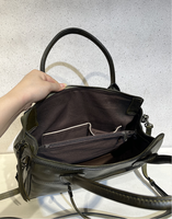 Bolso de cuero de grano completo con solapa, tiradores de cremallera con borlas, herrajes en tono bronce, correa desmontable, estilo vintage hecho a mano