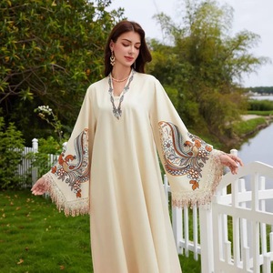 Robes Abaya Élégantes et Modestes 2026 pour Femmes Musulmanes – Col en V, Polyester, Longueur Cheville, Manches Longues, Imprimé, Pompons – Robe de Mariage Personnalisée à Prix Abordable - Product Image 3