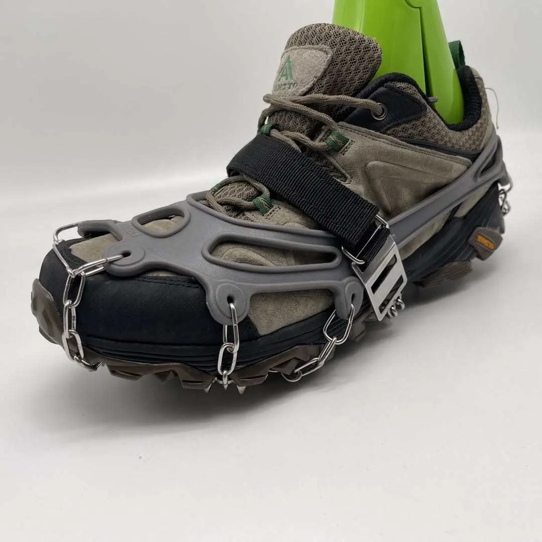 تصميم جديد من المصنع شائع 40-48 مقاس أوروبي 28 أسنان من البولي إيثيلين عالي الكثافة لأحذية المشي لمسافات طويلة في فصل الشتاء