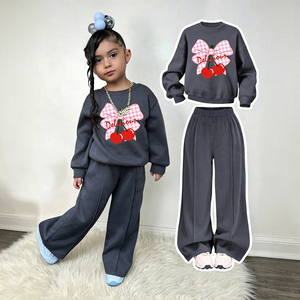 Ensemble populaire pour petites filles : sweat-shirt à nœud papillon imprimé cerises et pantalon, tenue deux pièces personnalisable pour enfants printemps-automne - Product Image 1