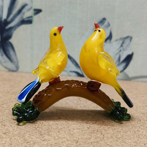 Figurines d'oiseaux jaunes en verre soufflé à la main, paire sur branche, décoration artistique, sculpture animale de collection, faite à la main - Product Image 1
