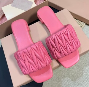 Sandalias de cuña de piel de oveja plisadas informales de verano para mujer, con logo metálico y punta cuadrada, versátiles para usar al aire libre, ideales para la playa - Product Image 3