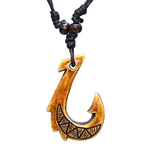 Collar tribal maorí de Nueva Zelanda para hombre, venta al por mayor, colgante de gancho de hueso de pescado tallado en resina hawaiana con cadena de cuerda para fiesta de regalo - Product Image 1
