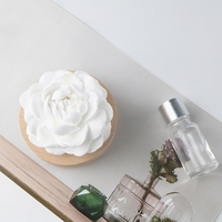 Diffuseur d'huiles essentielles en porcelaine artisanale sur base bois, parfumé, en forme de fleur, pour la maison
