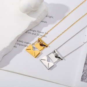 Collier pendentif en acier inoxydable plaqué or PVD 18 carats avec serti griffe fleur et chaîne à maillons |   Bijoux personnalisés gravables tendance pour femmes - Product Image 2