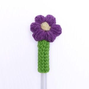 Estuche para bolígrafos de lana hecho a mano con ganchillo, producto terminado, accesorio lindo con flor tejida, regalo para el regreso a clases, estuche para estudiantes. - Product Image 1