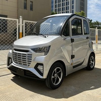 Mini voiture électrique à quatre roues EV de haute qualité certifiée EEC avec boîte de vitesses manuelle Caméra arrière de direction gauche et RWD