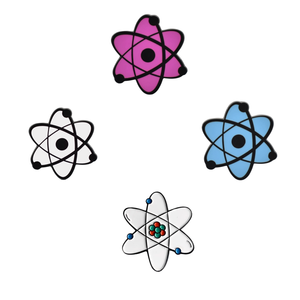 เข็มกลัดโลหะเคลือบแข็งลายสัญลักษณ์อะตอมแบบกำหนดเองจากโรงงาน ผลิตมานาน 12 ปี ของขวัญสำหรับนักฟิสิกส์ - Product Image 1