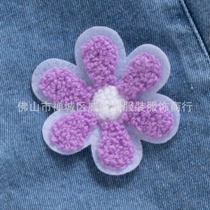 Nuovo Completo Estivo 2026 per Bambine: <span class=keywords><strong>Tuta</strong></span> in Denim Viola con Fiori e Cappello, Set di 2 Pezzi - Product Image 4