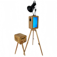 Photomaton en bois double face, style rétro campagnard, style national. Achetez une machine avec des accessoires pour photomaton.