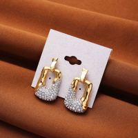 Boucles d'oreilles pendantes abstraites, dorées, forme irrégulière, pavé de cristaux, style statement, tendance