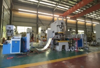 Machine automatique de fabrication de plats et de contenants alimentaires en aluminium pour plats à emporter