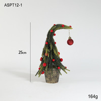 BSCI Hoge Kwaliteit Kunstmatige Gebogen Kerstboom Simulatie Mini Groene Bureaudecoratie Sneeuw Rode Fruit Pot Nieuwjaar