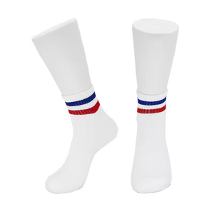 Chaussettes de sport rétro à deux bandes avec logo personnalisé de haute qualité, en mélange de coton respirant et confortable, idéales pour les tenues décontractées et les équipes. - Product Image 3