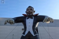 Modèle de figurine gonflable géante réaliste de Dracula le vampire avec éclairage LED pour fête d'Halloween/carnaval/vente au détail/foire commerciale/jardin