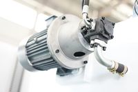 Machine de découpe hydraulique CNC entièrement automatique de haute précision QC12K, machine de découpe de tôles haute performance