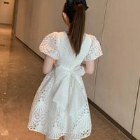 Robes blanches en gros à manches bouffantes et broderies ajourées