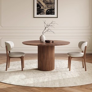 Mesa de comedor redonda de madera maciza nórdica con líneas cilíndricas, diseño moderno minimalista para el comedor del hogar. - Product Image 1