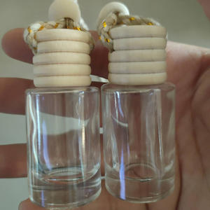 Botella de Perfume de vidrio ecológica de 5ml y 8ml con forma de cilindro transparente con tapón de rosca de madera para colgar ambientador de coche - Product Image 6