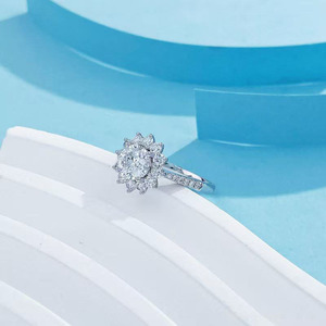 Anel de Noivado Feminino de Luxo em Ouro Branco 18K com Diamante de Laboratório de 4 Garras, Modelo Girassol, Essencial para Casamentos Sonhadores e Brilhantes - Product Image 3