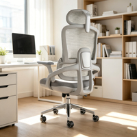 Chaise de bureau ergonomique contemporaine pour cadre, dossier haut en maille grise avec accoudoirs réglables, hauteur réglable et soutien lombaire