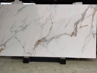 Prix des dalles de marbre Calacatta Gold nano-cristallisé perfectionné pour plans de travail de cuisine, meubles-lavabos de salle de bain et dessus de table en marbre