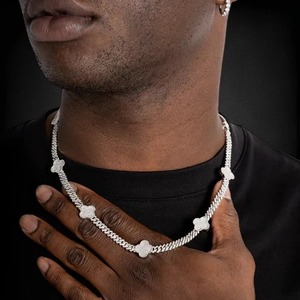 Collar de Cadena Cubana con Trébol de Diamantes Moissanite VVS de Plata 925 de Primera Calidad para Hombre, Disponible a un Precio Accesible - Product Image 1