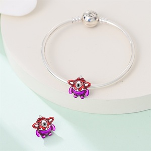 Perle de base intégrée en gros, style Alien Monster, rouge métallisé en haut, violet en bas, émail, grand œil encadré d'argent, petit œil - Product Image 4
